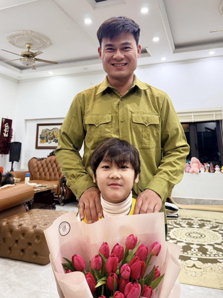 Các bức tranh treo tường, rèm cửa màu trung tính cùng những vật dụng trang trí nhỏ được bố trí hài hòa trong không gian sống của Hòa Minzy.