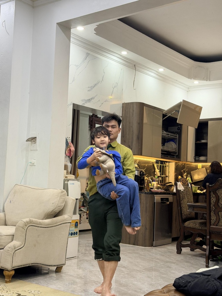 Cạnh bên là phòng ăn được thiết kế với hệ tủ bếp và đèn trang trí hiện đại, tông màu nâu đồng chủ đạo. Bàn ăn cỡ lớn đặt ở trung tâm, là nơi vợ chồng ca sĩ quây quần thưởng thức những bữa cơm mẹ nấu.