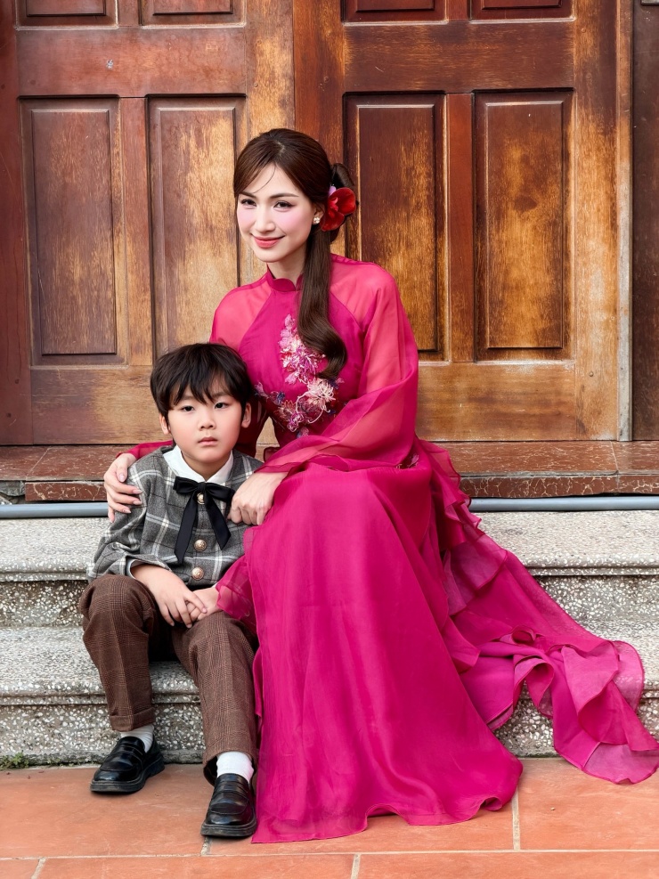 Những năm qua, Hòa Minzy giữ thói quen diện áo dài truyền thống, chụp ảnh trước hiên nhà mỗi dịp Tết đến