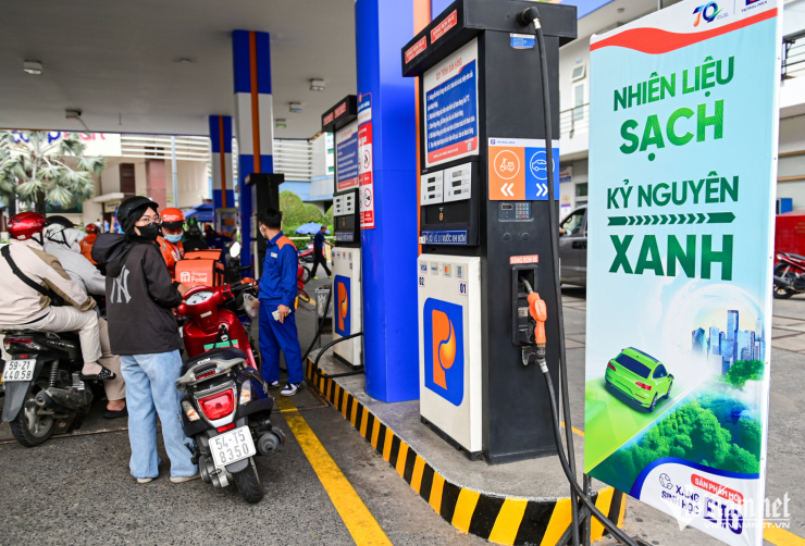 Xăng E10 đang được bán thí điểm tại một số cửa hàng ở TPHCM. Ảnh: Nguyễn Huế