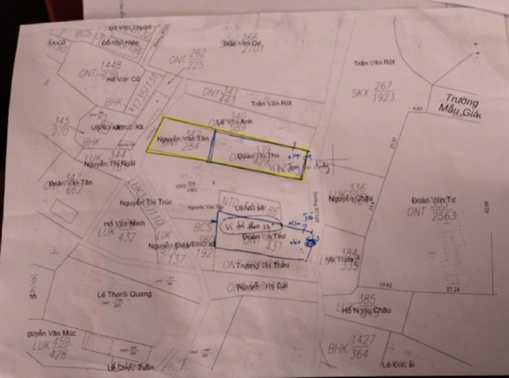 Lô đất khoanh vàng là phần bà Q. đang sử dụng, phần khoanh màu xanh bằng bút mực là lô đất bà đang đứng tên và là của hàng xóm.