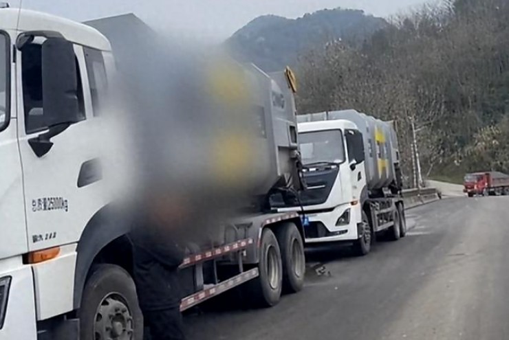 Cả nhà bới 10 tấn rác tìm túi vàng