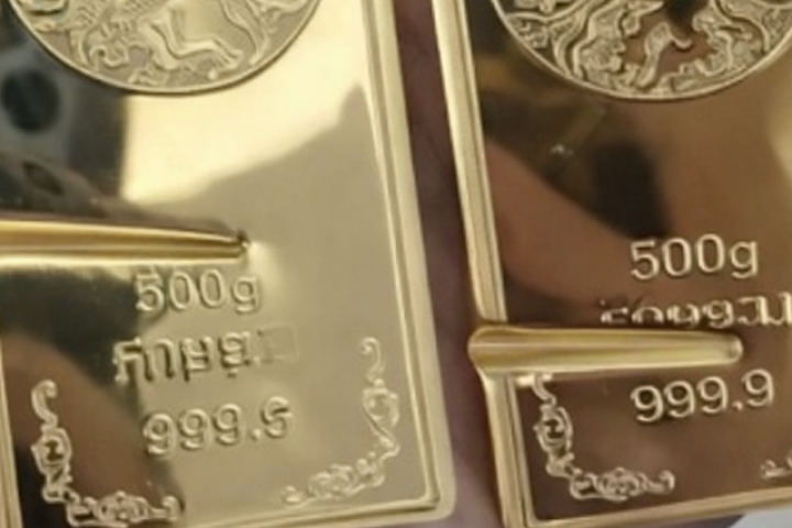 Cả nhà bới 10 tấn rác tìm túi vàng