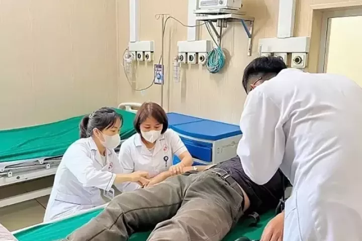 Uống nhiều nước tăng lực, người đàn ông yếu liệt hai chân