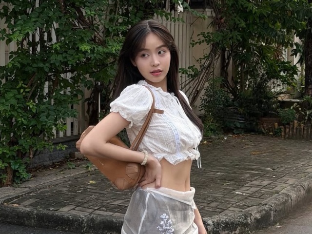 Váy áo tôn eo con kiến của Hoa hậu Thanh Thủy