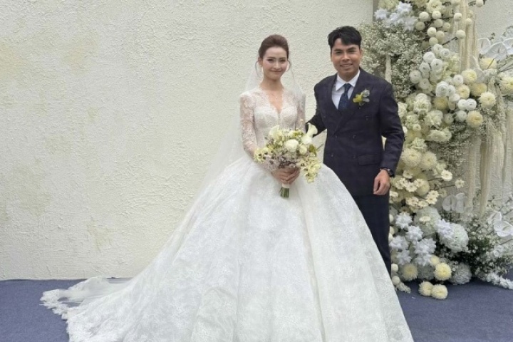 Huyền Trang 'Mù Tạt' - Đức Huy đãi tiệc cưới ở quê