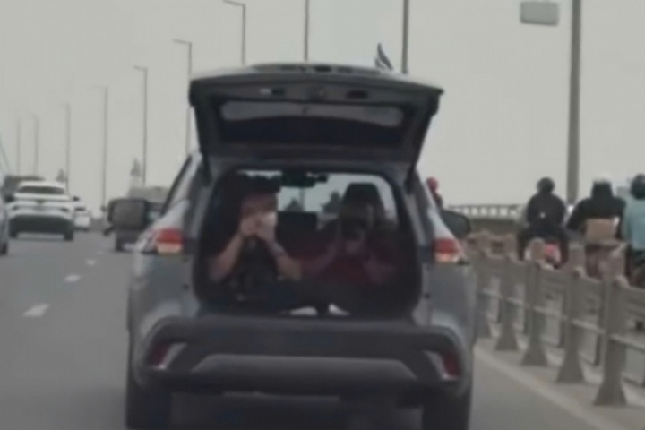 Xử phạt tài xế mở cốp, chở người trong khoang hành lý khi chạy xe