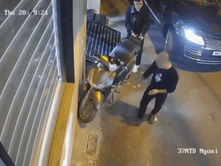 Dấu hiệu hình sự trong vụ tài xế ô tô chọc thủng lốp xe SH để trước cửa nhà ở Hà Nội