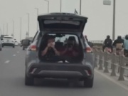 Xử phạt tài xế mở cốp, chở người trong khoang hành lý khi chạy xe