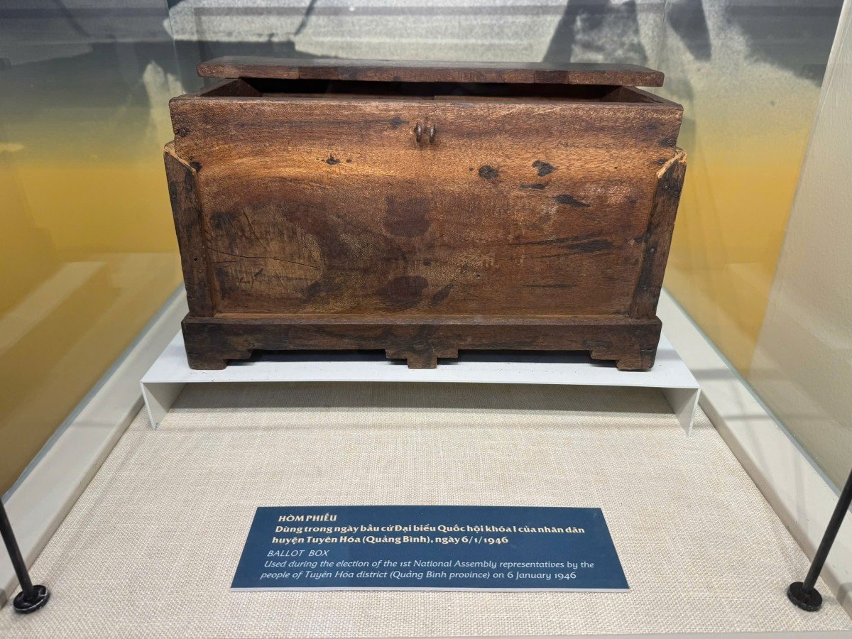 Cận cảnh hòm phiếu được trưng bày tại bảo tàng.