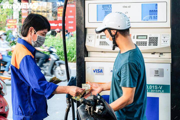 Giá xăng dầu trong nước giữ nguyên trong kỳ điều hành đêm 13/3. (Ảnh: Công Hiếu)