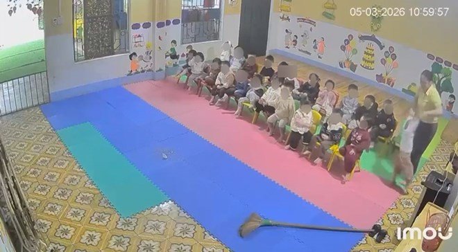 Giáo viên có hành vi bạo hành trẻ đã bị nhà trường cho nghỉ việc. Ảnh cắt từ clip.