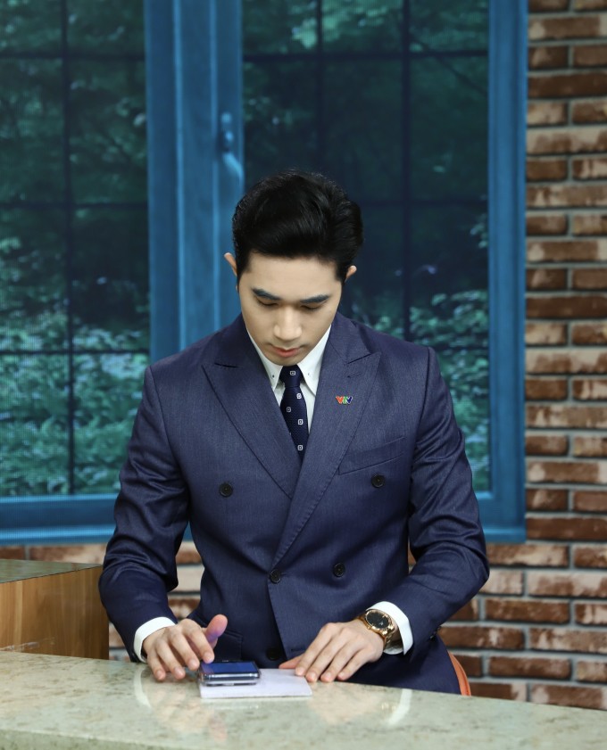 Ngô Công Lưu trong vai trò MC chương trình truyền hình. Ảnh: NVCC