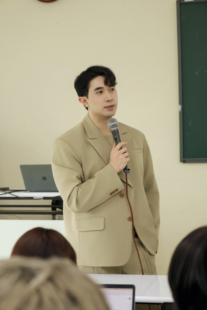 Bức ảnh thu hút hàng chục nghìn lượt tương tác trên mạng xã hội của nam giảng viên. Ảnh: NVCC