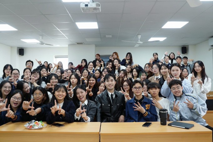 Cùng thuộc thế hệ Gen Z, Công Lưu vẫn đặt ra nhiều nguyên tắc để giữ khoảng cách cần thiết giữa giảng viên và sinh viên. Ảnh: NVCC