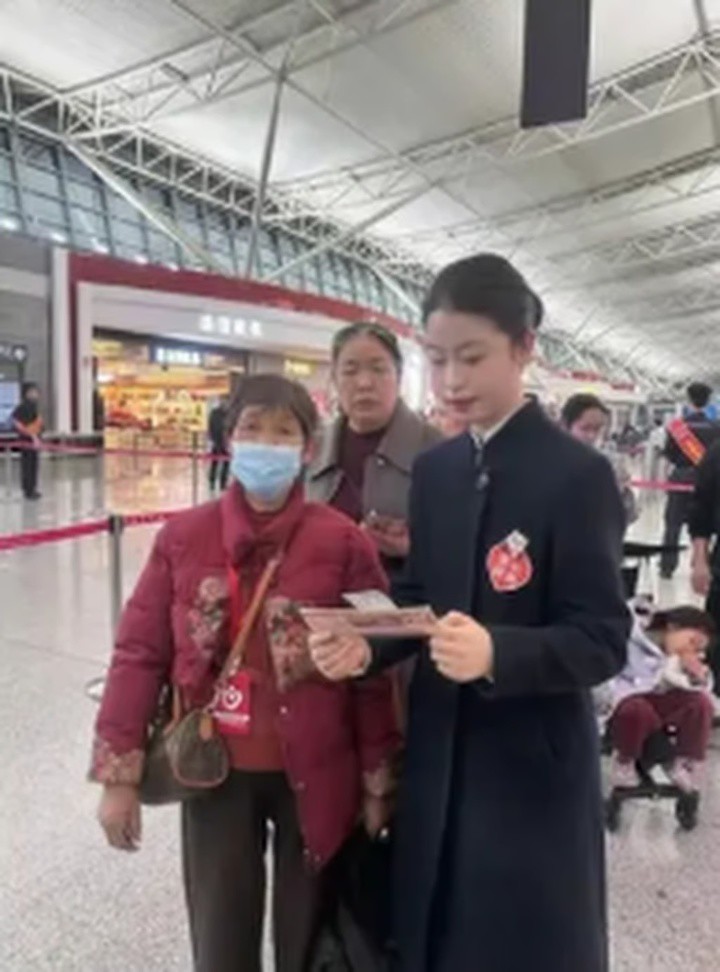 Một trong những tiếp viên hàng không cũng tham gia giúp đỡ bà trong chuyến bay.