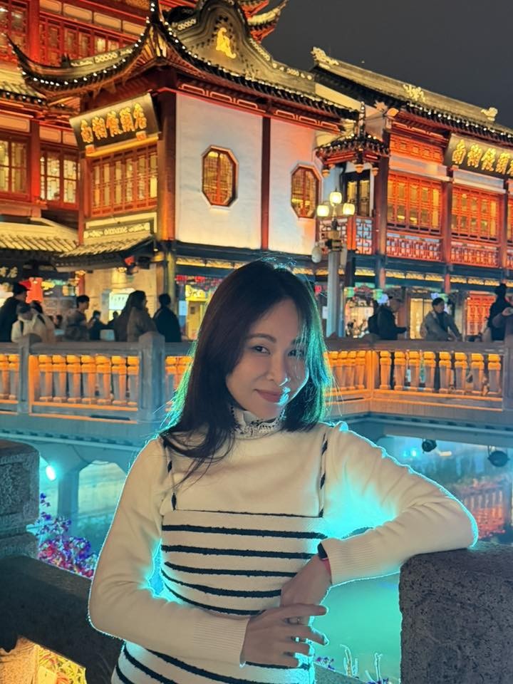 Ca sĩ Uyên Linh tận hưởng cái lạnh 9-10 độ C ở Thượng Hải, Trung Quốc.