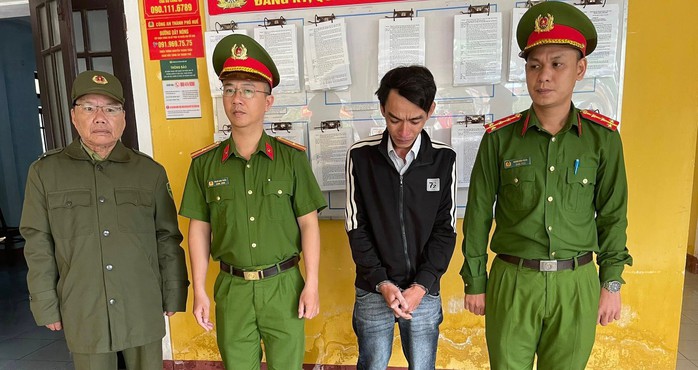 Đối tượng Nguyễn Ngọc Hậu (thứ 2 từ phải sang) bị bắt giữ để điều tra về hành vi lừa đảo khi mua bán vàng.