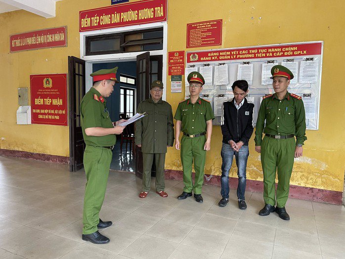 Với chiêu bài bán vàng giá rẻ, Nguyễn Ngọc Hậu (thứ 2 từ phải sang) đã có hành vi lừa người phụ nữ số tiền lớn.