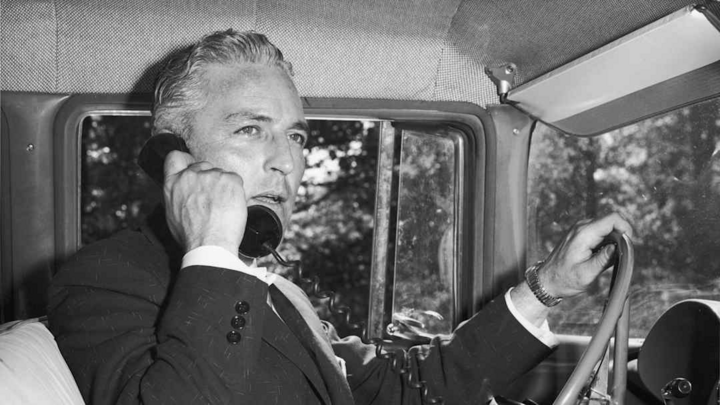 Một doanh nhân gọi điện bằng điện thoại trên xe hơi, khoảng năm 1965. (Ảnh: Getty Images)