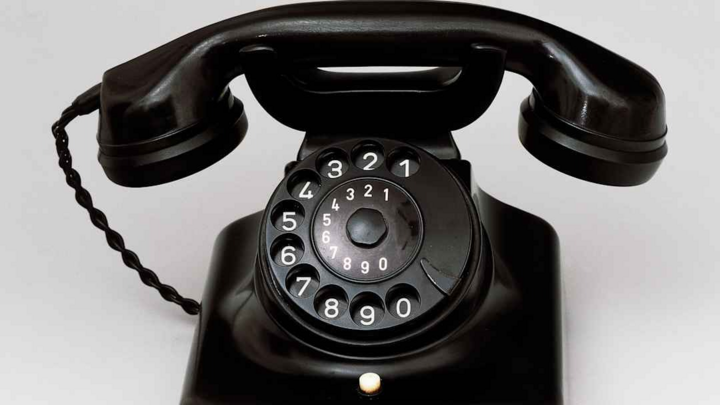 Nhựa Bakelite bắt đầu thay thế gỗ và kim loại trong điện thoại vào những năm 1930. (Ảnh: Getty Images)