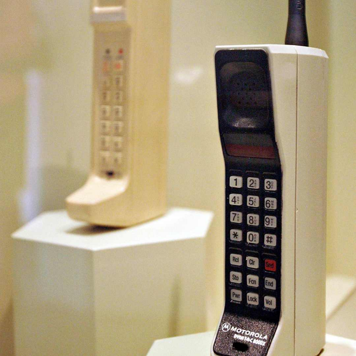 Motorola DynaTAC 8000x là chiếc điện thoại di động đầu tiên trên thế giới ra mắt năm 1984. (Ảnh: Getty Images)