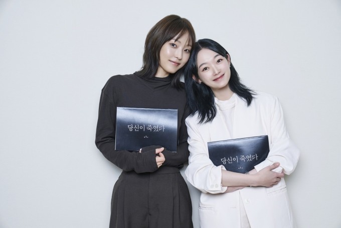 Lee Yoo Mi (bìa phải) chụp cùng bạn diễn trong bộ phim mới lên sóng As you stood by. Ảnh: Netflix