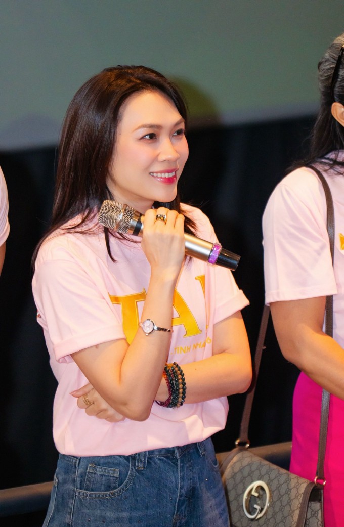 Mỹ Tâm khi giao lưu với khán giả phim 'Tài' tại Hà Nội hôm 12/3.