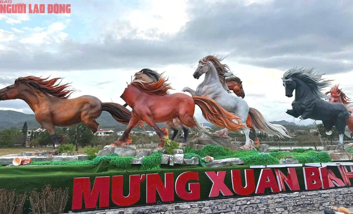 Hình ảnh nhiều linh vật ngựa trưng bày ở công viên Lao Bảo sau khi bị đập phá