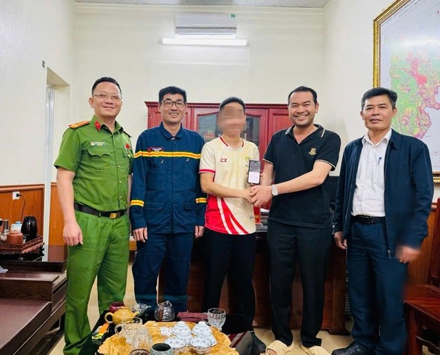 Anh Triệu Minh Tuấn, cán bộ Đội Chữa cháy và Cứu nạn cứu hộ khu vực 6, Phòng Cảnh sát PCCC và CNCH Công an tỉnh Thanh Hóa (giữa) trả lại người chuyển nhầm