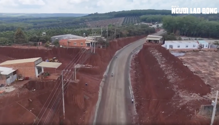 UBND tỉnh Đồng Nai vừa yêu cầu chủ đầu tư tổ chức xin lỗi dân công khai và xử lý trách nhiệm các tổ chức, cá nhân liên quan vụ hạ cốt nền đường khiến nhà dân cheo leo.