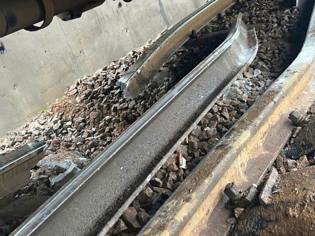 Đoạn ray bị hư hỏng khiến đường sắt qua đèo Hải Vân gặp sự cố