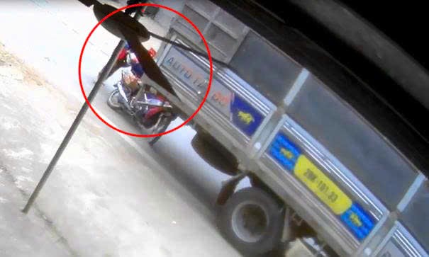 Người phụ nữ bị xe tải cuốn vào gầm. (Ảnh cắt từ clip người dân cung cấp).