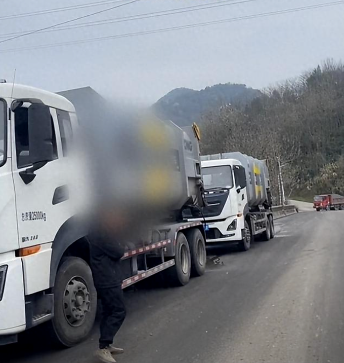 Hai trong ba xe rác được khoanh vùng đã thu gom số vàng trị giá 1,5 triệu tệ bị vứt nhầm tại Giang Tây, sáng 8/3. Ảnh: Sohu