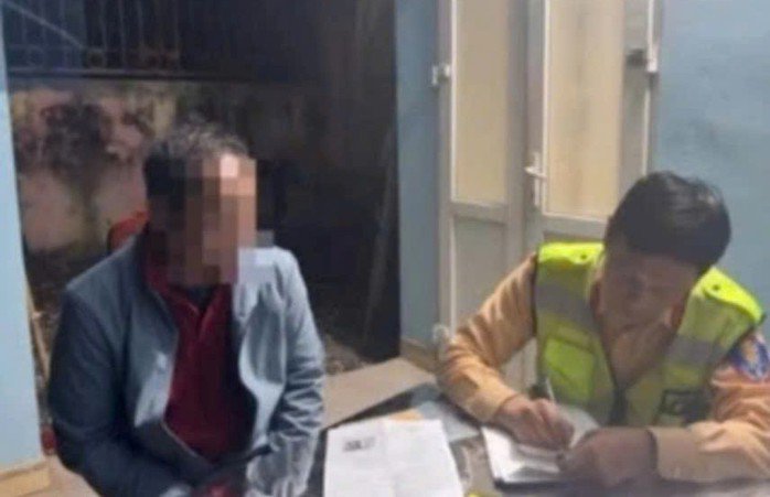 Lực lượng chức năng làm việc với tài xế vi phạm. Ảnh: Công an cung cấp