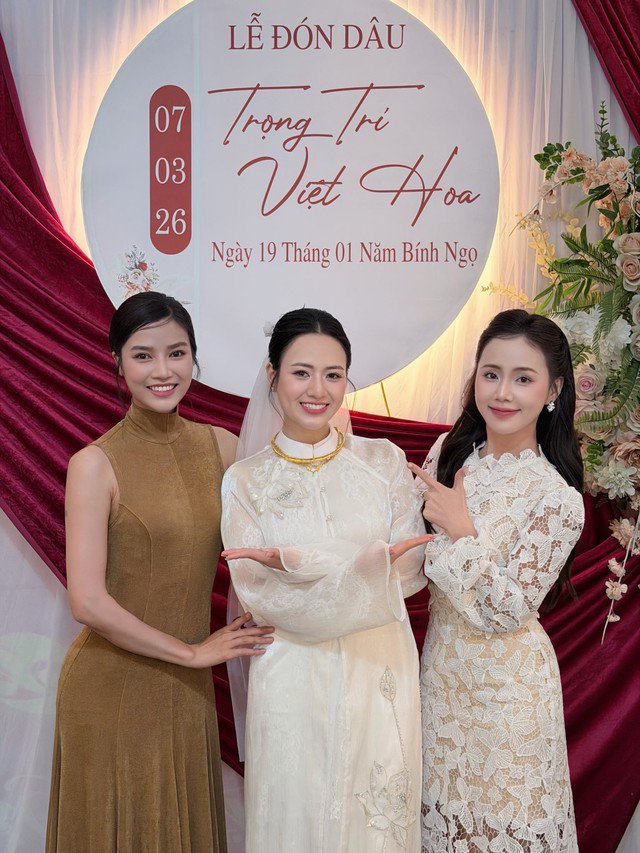 Tham dự lễ ăn hỏi và đón dâu của Việt Hoa - Trọng Trí có nhiều diễn viên đồng thời cũng là bạn học của cô dâu chú rể như: Minh Thu, Anh Đào, Quang Trọng, Thanh Huế...