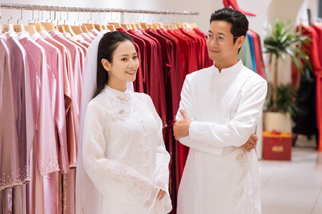 Trước đó, Việt Hoa cũng chia sẻ hình ảnh đi thử áo dài cho ngày trọng đại.