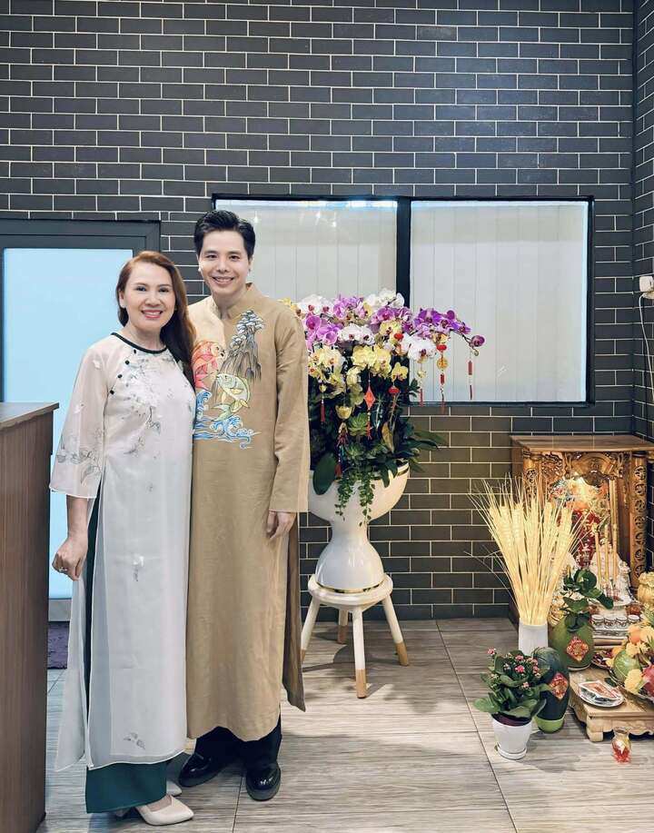 Trong một talkshow, Trấn Thành từng tiết lộ Trịnh Thăng Bình xuất thân trong gia đình có điều kiện, từ nhỏ đã được sống trong môi trường đầy đủ nên ít phải lo lắng về vấn đề kinh tế. Sự hỗ trợ từ gia đình giúp anh sớm có điều kiện theo đuổi các sở thích cá nhân cũng như định hình phong cách sống.