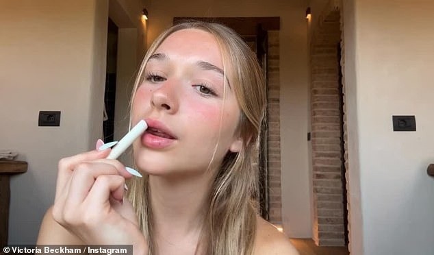 Năng khiếu trong lĩnh vực trang điểm cùng sự nổi tiếng của thương hiệu gia đình, cô bé 14 tuổi được dự đoán sẽ sớm trở thành người có sức ảnh hưởng lớn đến giới trẻ Anh.