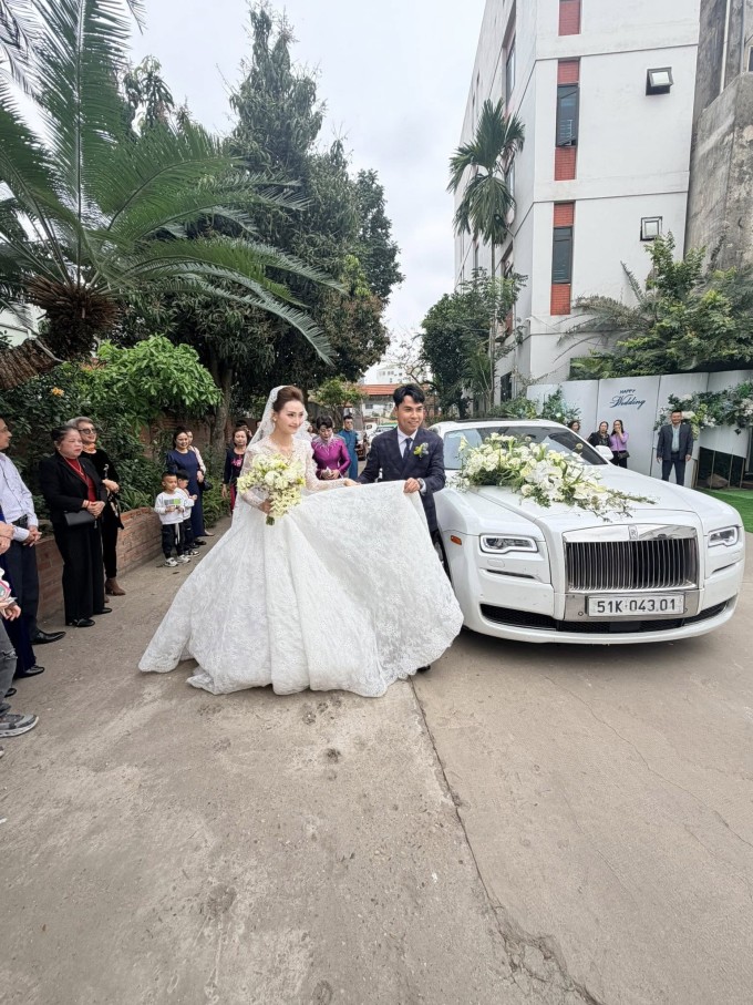 Đức Huy và Huyền Trang 'Mù Tạt' sau lễ đón dâu ở nhà gái tại Phú Thọ.