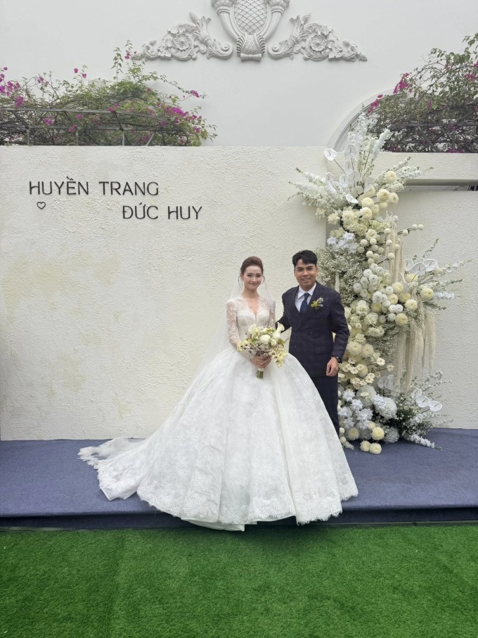 Huyền Trang - Mù Tạt khi tiếp khách ở nhà gái tại Phú Thọ.