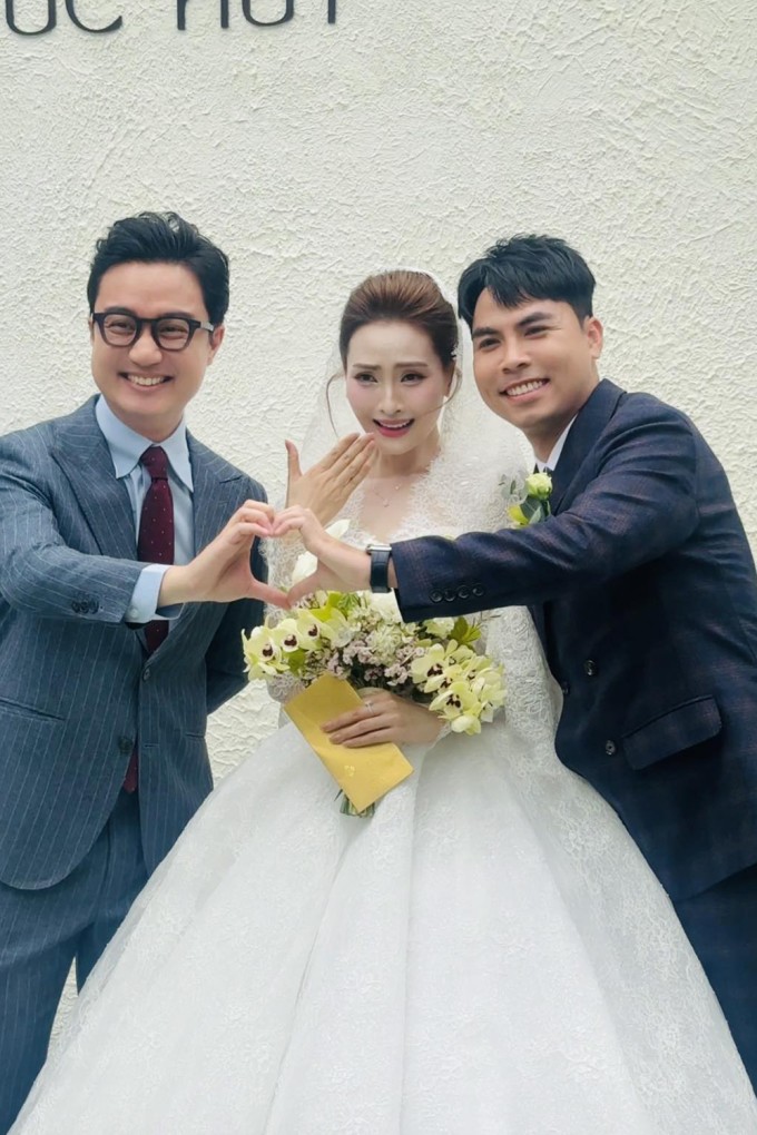 MC Sơn Lâm dẫn dắt tiệc cưới tại nhà gái.