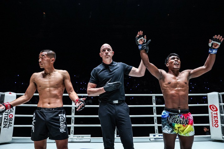 Trương Kim Hổ (bên trái) không mở được mắt trái sau khi trúng đòn phạm quy của đối thủ.