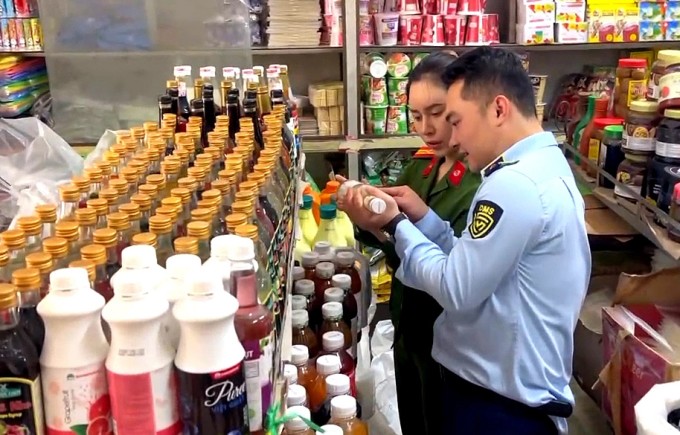 Cơ quan chức năng kiểm tra cơ sở bán hàng không nhãn mác, có dấu hiệu mất an toàn vệ sinh thực phẩm. Ảnh: Lam Sơn