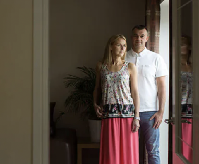 Gareth Bull và Catherine ở thị trấn Mansfield Woodhouse, Nottingham, Anh. Ảnh: Daily Mail