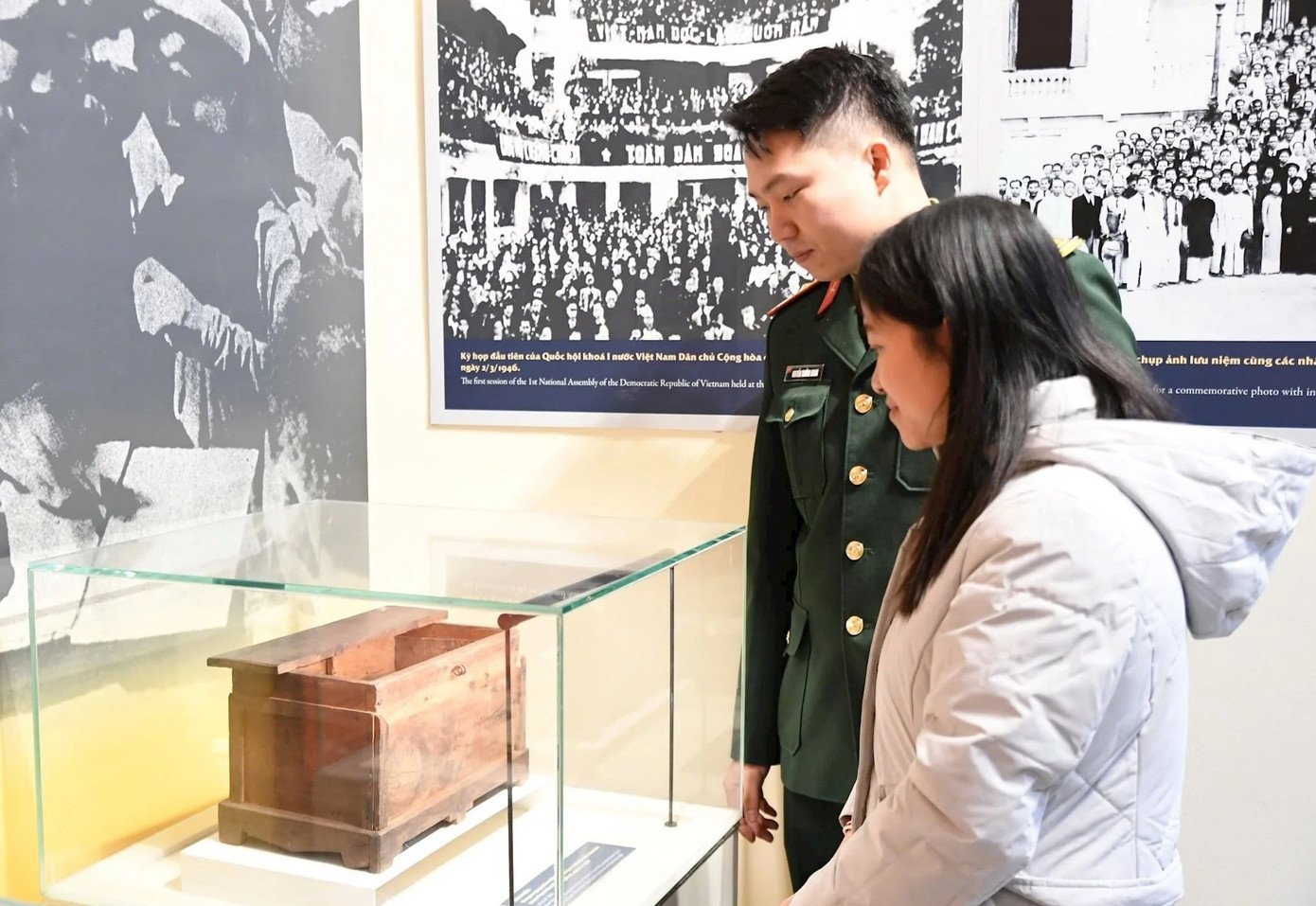 Cận cảnh hòm phiếu được trưng bày tại bảo tàng.