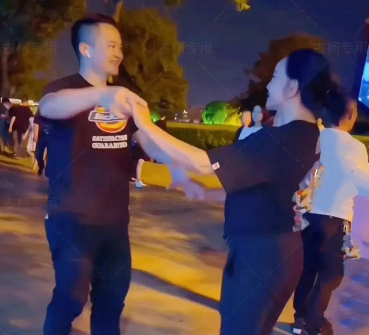 Cổ Kha đăng tải hình ảnh xuất hiện cùng Lưu Hiểu Khánh.