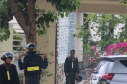 Tin tức trong ngày - Hình ảnh công an khám nhà vụ buôn lậu 3 tấn vàng