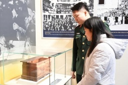 Cận cảnh hòm phiếu quý hiếm của ngày Tổng tuyển cử đầu tiên