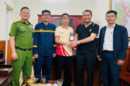 Cán bộ công an bất ngờ nhận được số tài khoản lạ chuyển tới nửa tỉ đồng